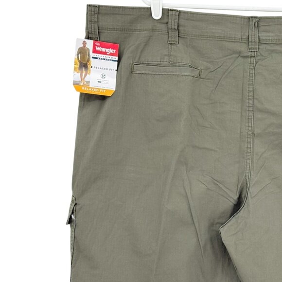 Wrangler Men's Relaxed Fit Low Stretch Green Cargo Shorts Size 48 Inseam 10" NWT - Picture 4 of 10
